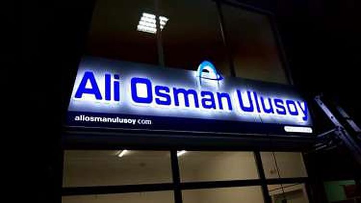 Ali Osman Ulusoy: Gece · Önden ışıklı kutu harf