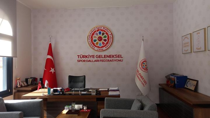 Geleneksel Spor Dalları Federasyonu: Makam odası · Logo duvarı