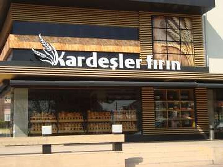 Kardeşler Fırın: Ahşap cephe · Kutu harf