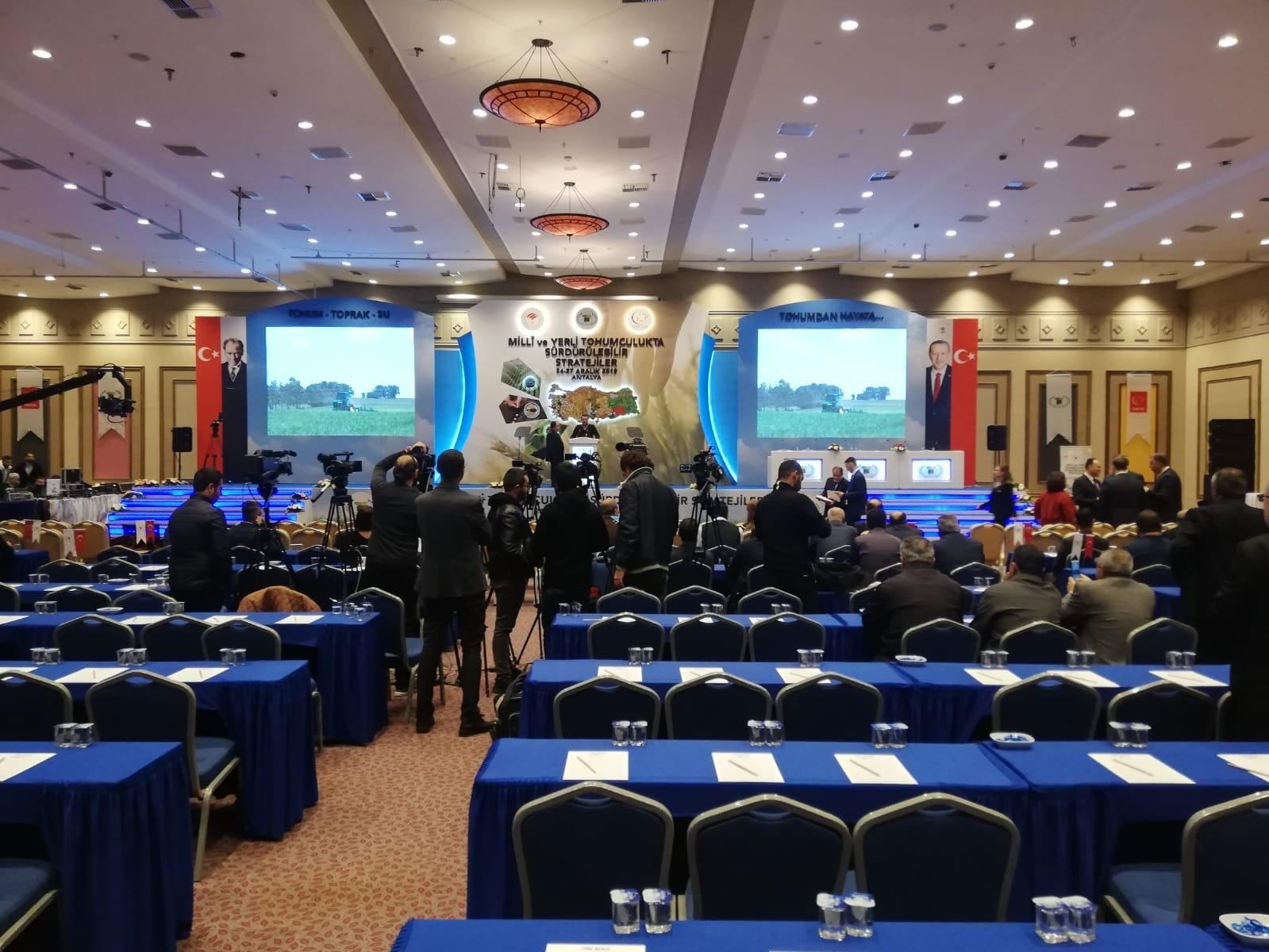 Kongre Salonu: Sahne · Çift LED ekran