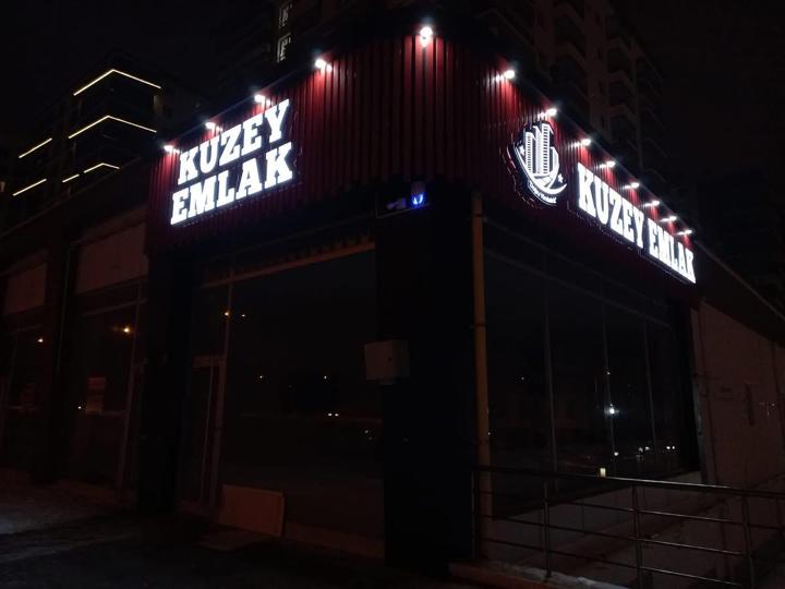 Kuzey Emlak: Işıklı kutu harf · Spot aydınlatma