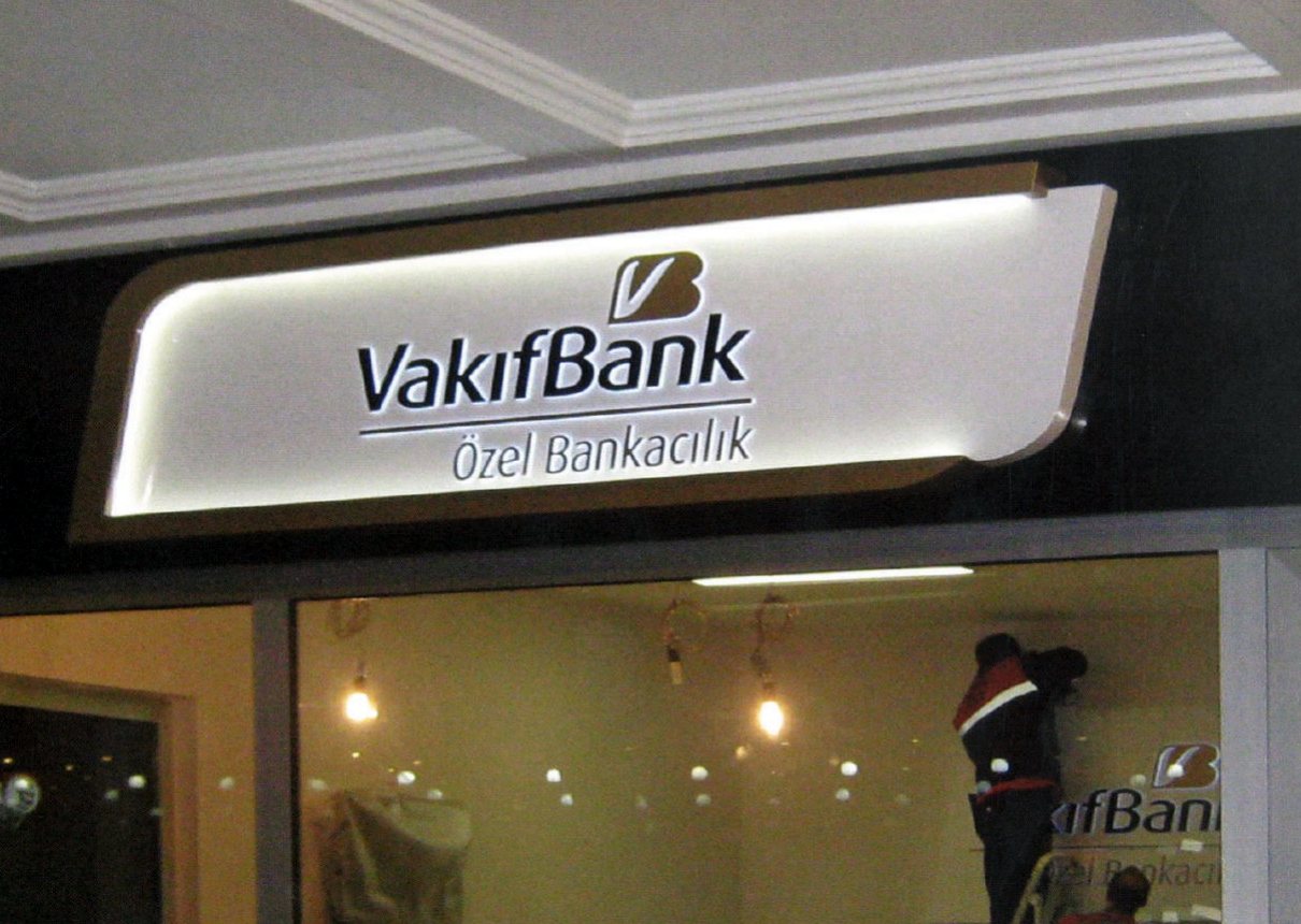 VakıfBank Özel Bankacılık: Işıklı logo kutusu · Kontur aydınlatma